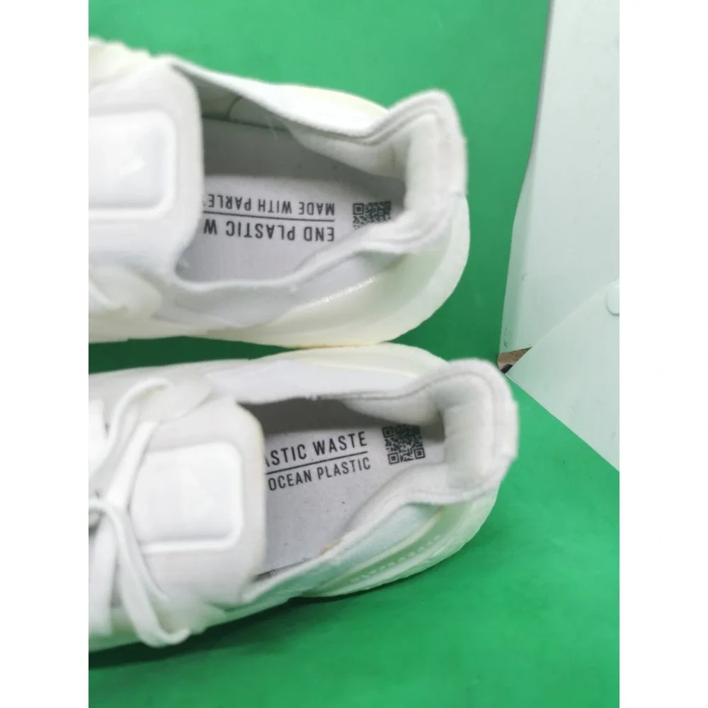 Adidas Ultraboost 22 Women's Cloud White/Cloud White/Crystal White Size  8